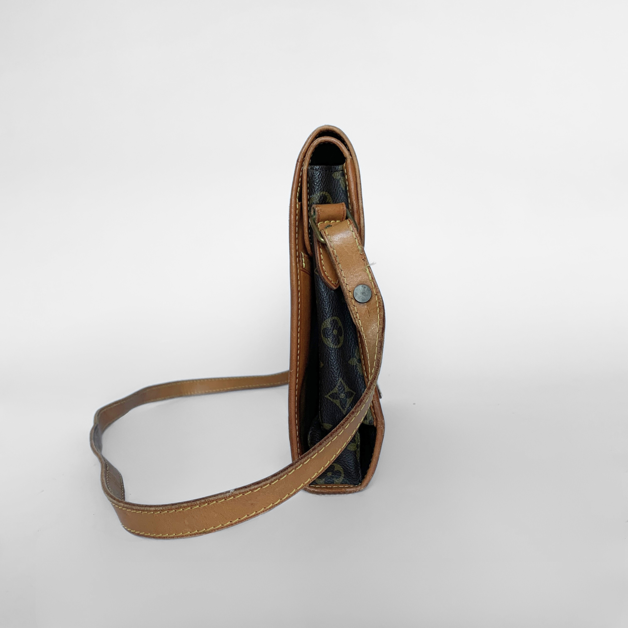 Louis Vuitton Louis Vuitton Vintage Saumur Monogram Canvas - Crossbody bags - Etoile Luxury Vintage