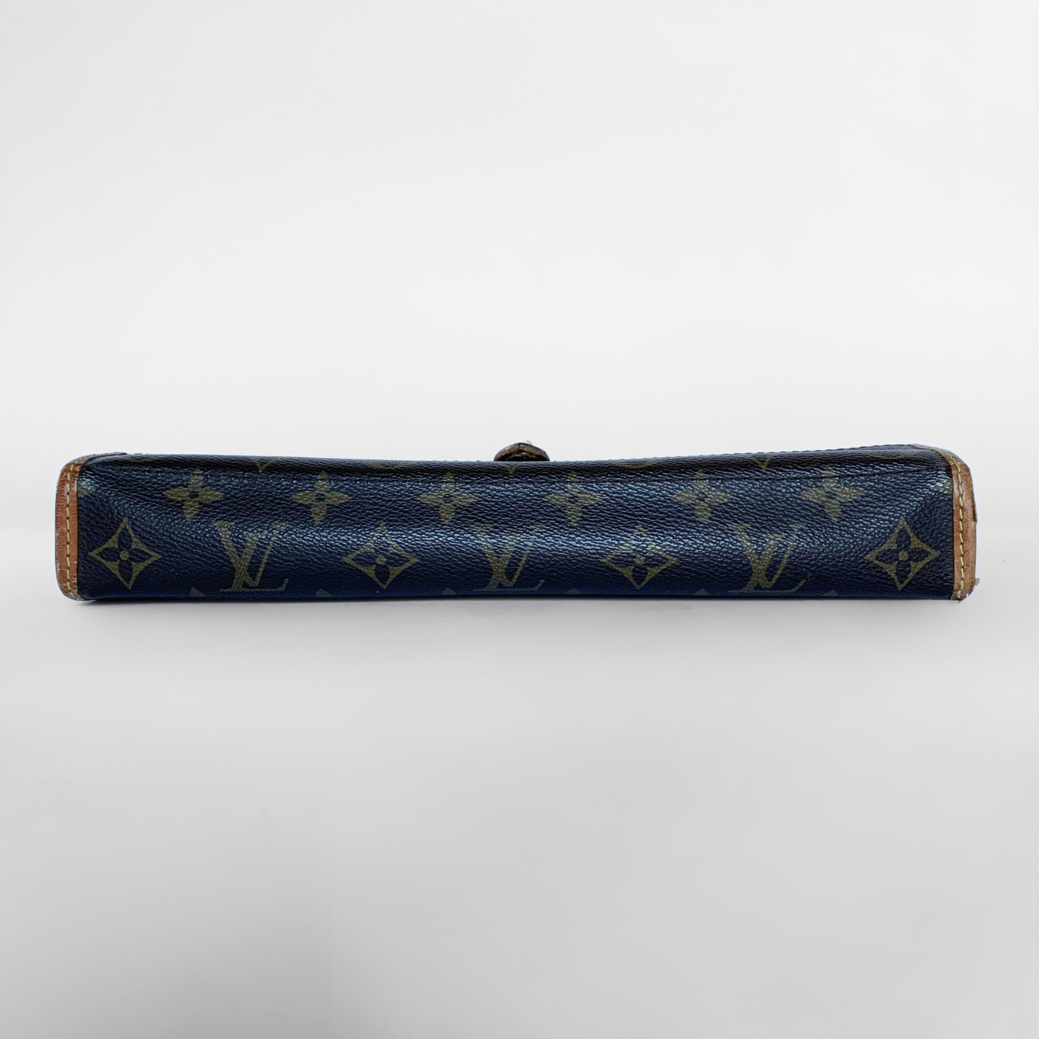 Louis Vuitton Louis Vuitton Vintage Saumur Monogram Canvas - Crossbody bags - Etoile Luxury Vintage