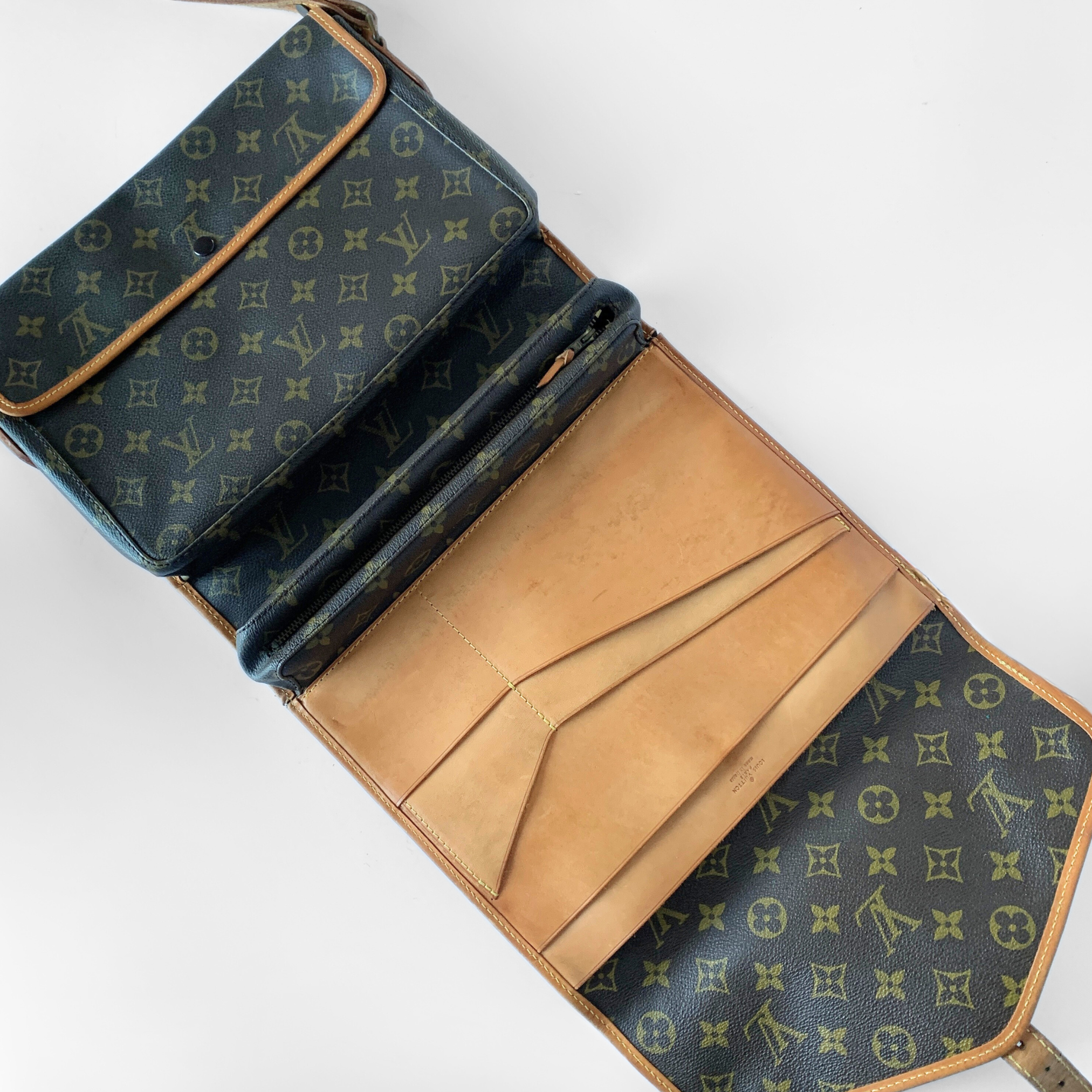 Louis Vuitton Louis Vuitton Vintage Saumur Monogram Canvas - Crossbody bags - Etoile Luxury Vintage