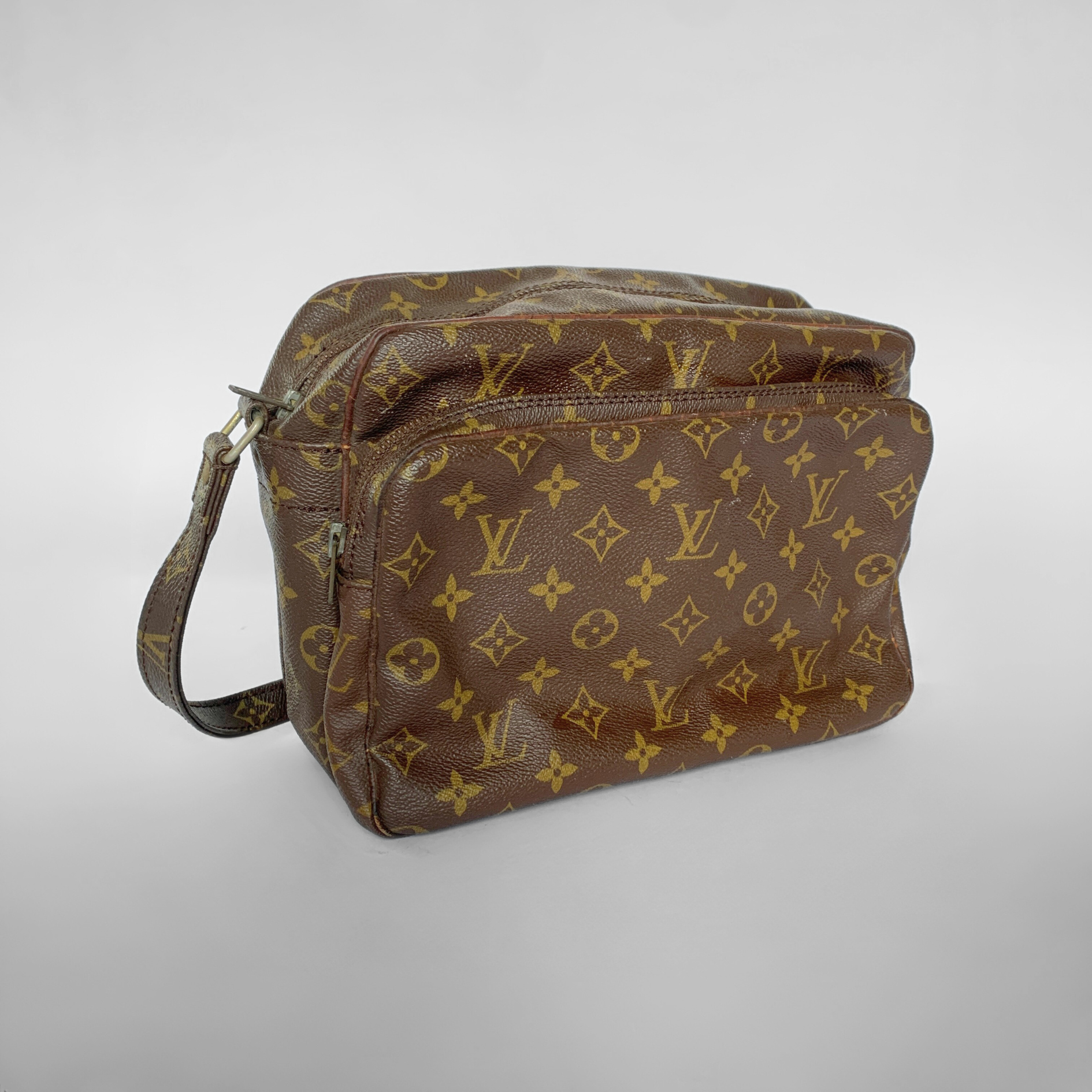 Louis Vuitton Louis Vuitton Old Nile Monogram Canvas - Crossbody bags - Etoile Luxury Vintage