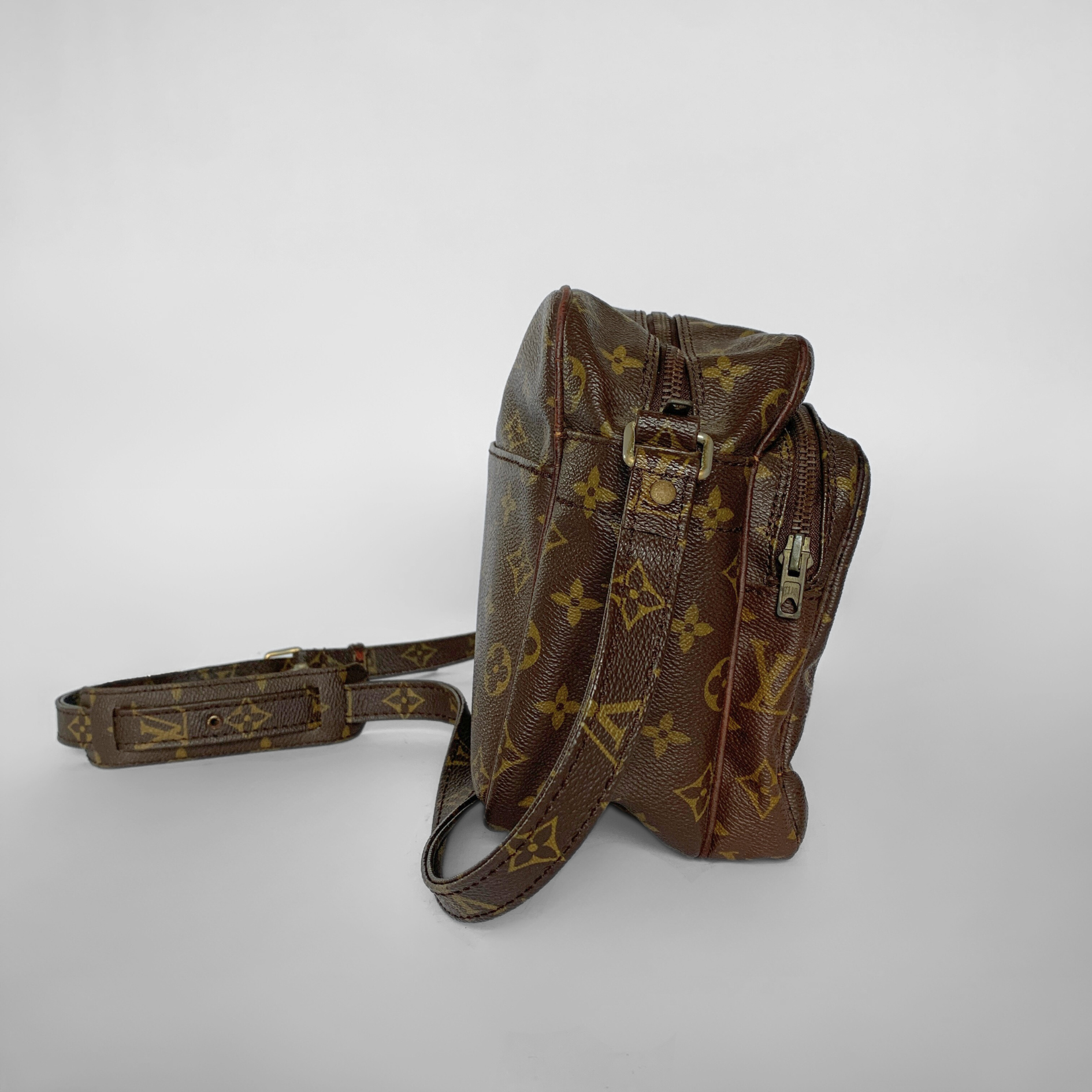 Louis Vuitton Louis Vuitton Old Nile Monogram Canvas - Crossbody bags - Etoile Luxury Vintage