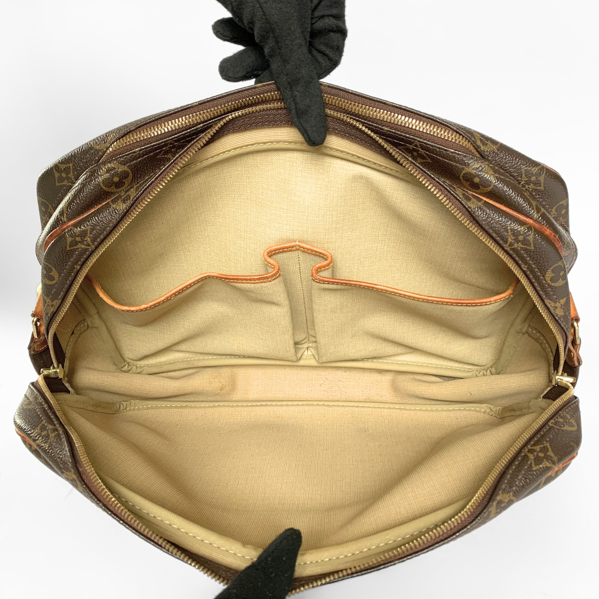 Louis Vuitton Louis Vuitton Reporter GM Monogram Canvas - Crossbody bags - Etoile Luxury Vintage