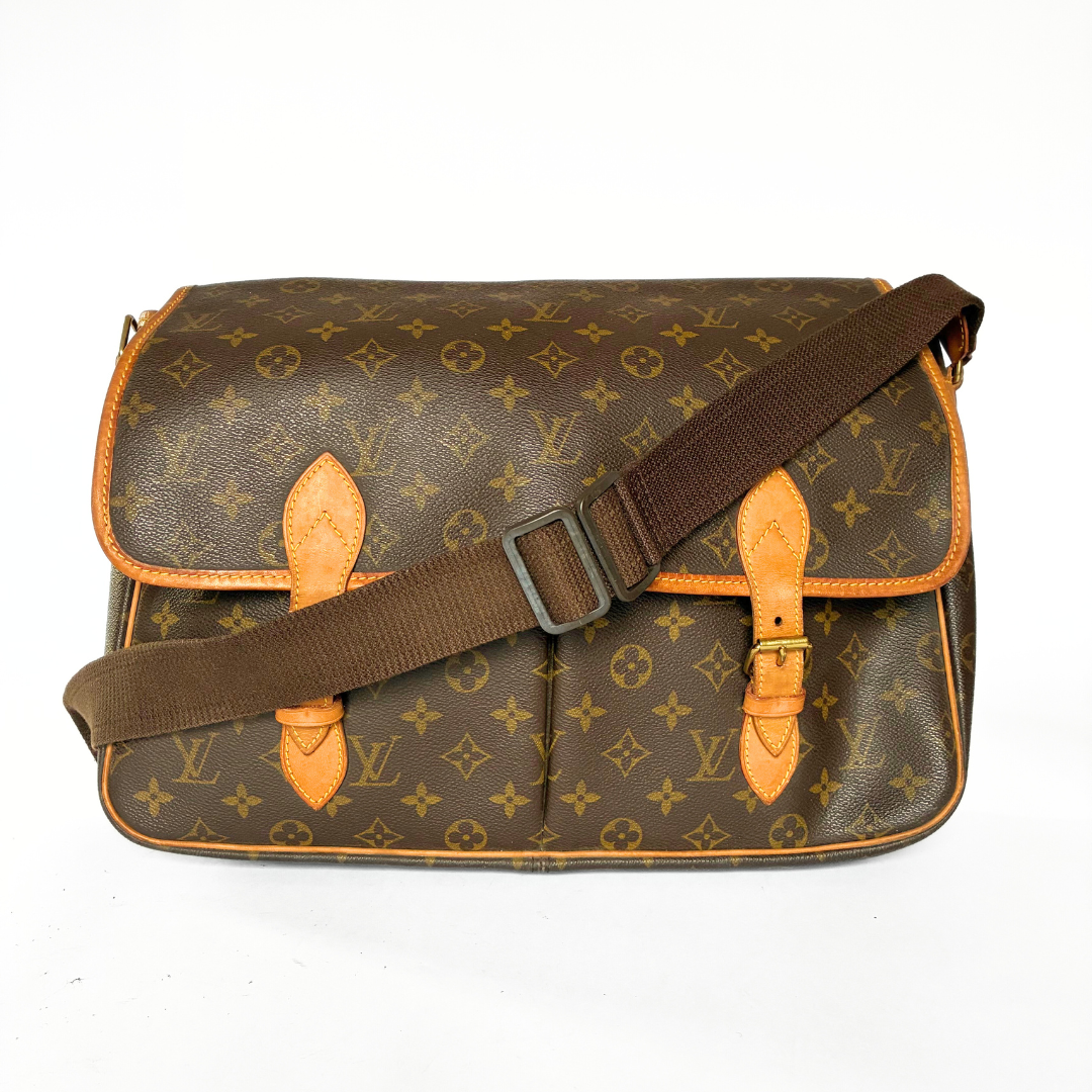 Louis Vuitton Louis Vuitton Gibeci&egrave;re GM Monogram Canvas - Crossbody bags - Etoile Luxury Vintage