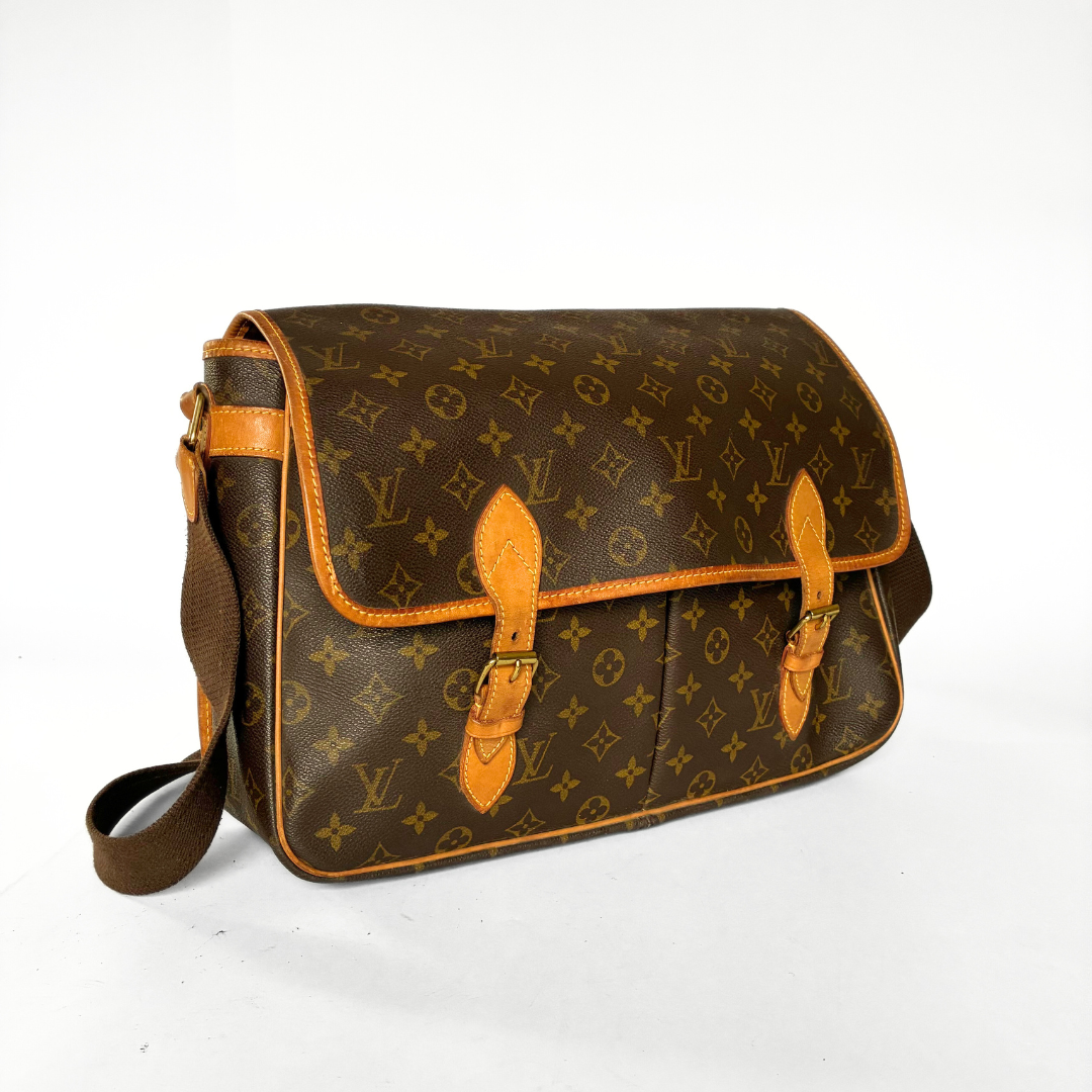 Louis Vuitton Louis Vuitton Gibeci&egrave;re GM Monogram Canvas - Crossbody bags - Etoile Luxury Vintage