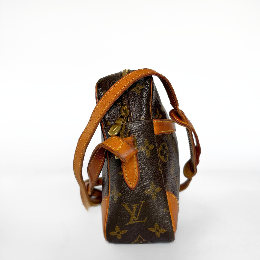 Louis Vuitton Louis Vuitton Trocadero Monogram Canvas - Crossbody bags - Etoile Luxury Vintage