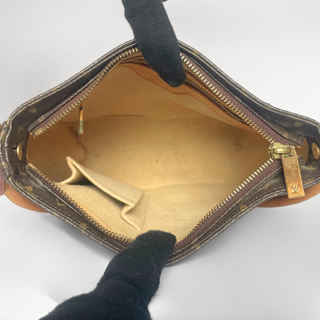 Louis Vuitton Louis Vuitton Looping MM Monogram Canvas - Shoulder bags - Etoile Luxury Vintage